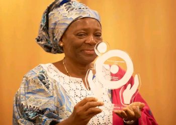 Cameroun – Santé Publique :  Le Pr Bella Assumpta reçoit une prestigieuse distinction à Paris