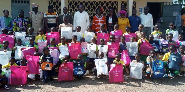 Cameroun – Éducation : Atoah Benyomo Charlotte Epse Abene prime l’excellence scolaire dans trois écoles primaires