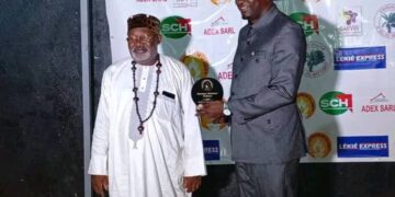 Cameroun- Récompense : Serge Ndzana ESSALA reçoit le prix « Flambeau révélation politique 2025» de Lekié Express